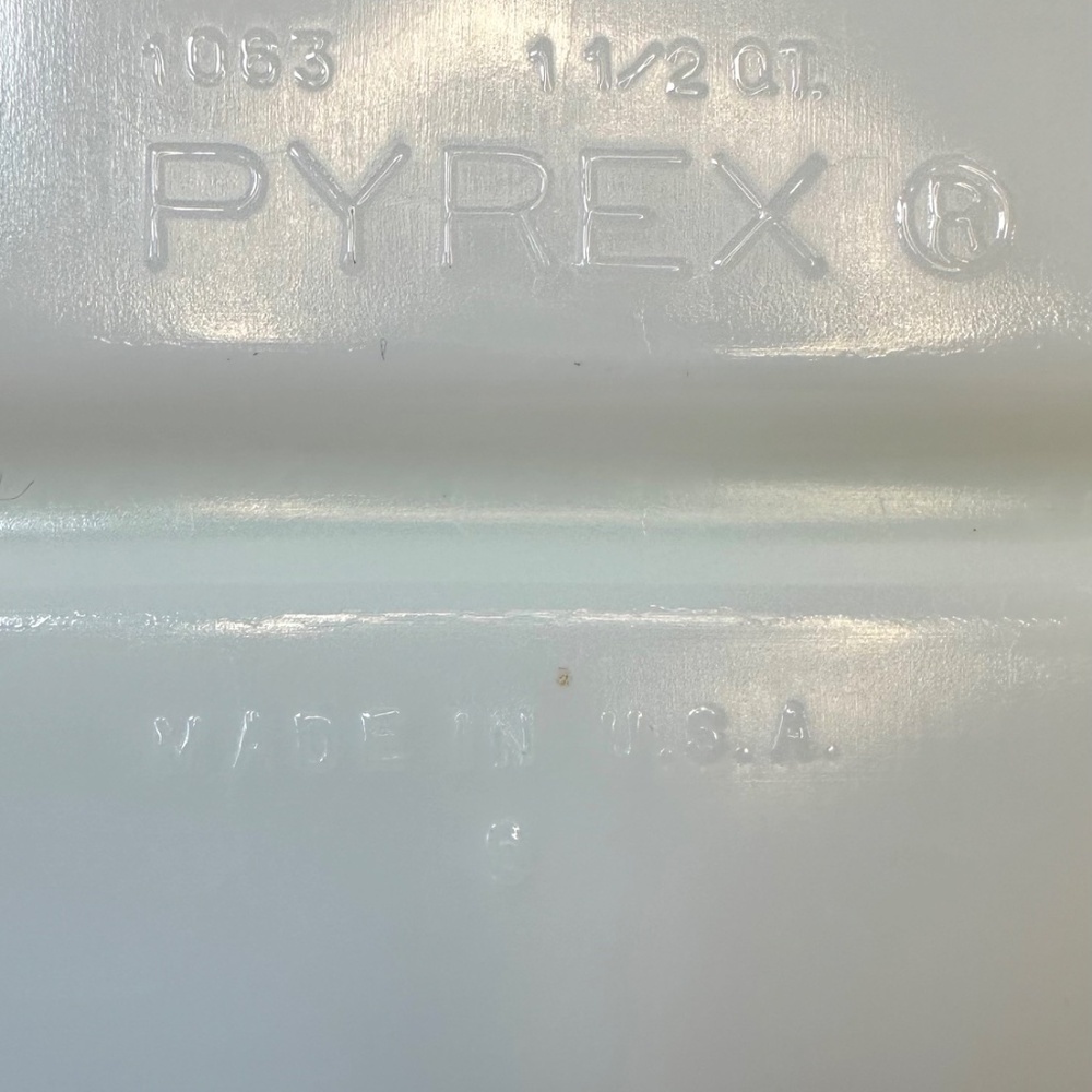 Vintage Pyrex Divided Casserole Dish 1.5 QT Milk Glass Oval USA - Picture 4 of 6